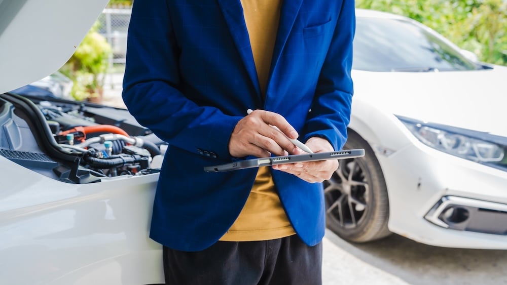 uninsured motorist taking notes