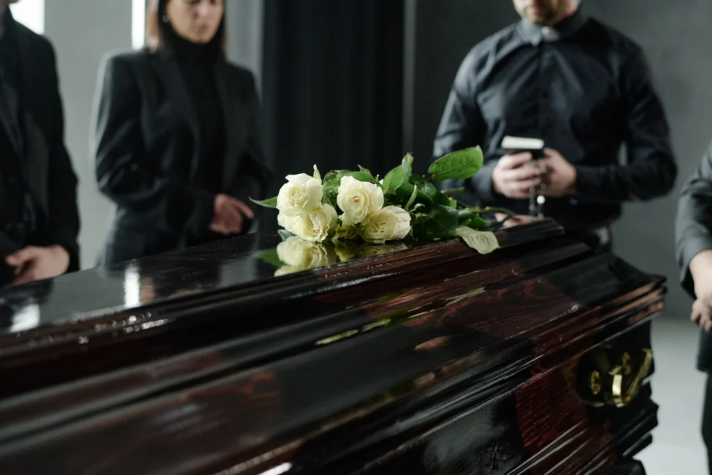 white-roses-decorate-casket-at-memorial-service-