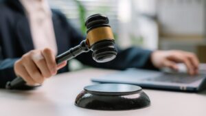 A judge banging a gavel. How much does it cost to file a personal injury lawsuit in New Orleans?