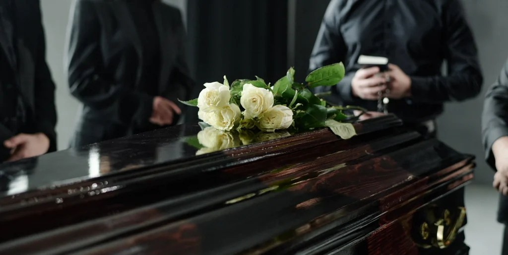 white-roses-decorate-casket-at-memorial-service-